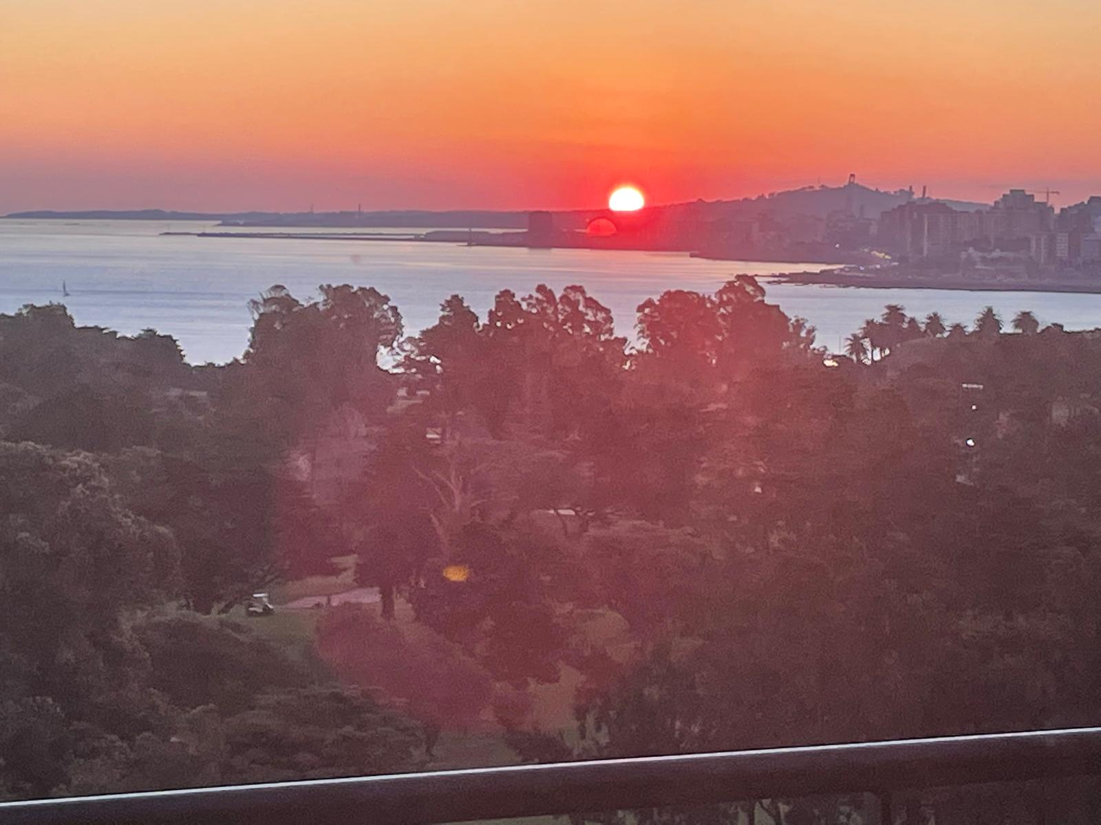 Atardecer desde las oficinas de Asfalkote Pennsylvania en Punta Carretas